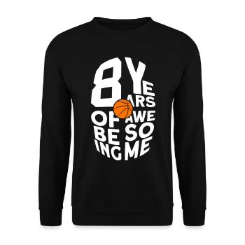 8 ANS À ÊTRE UN BASKET GÉNIAL 8E ANNIVERSAIRE - Sweat-shirt Unisexe - noir - Devant - Alina (178cm) & Michal (187cm)