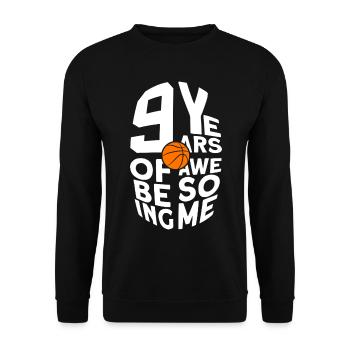 9 ANS À ÊTRE UN BASKET GÉNIAL 9. - Sweat-shirt Unisexe - noir - Devant - Alina (178cm) & Michal (187cm)