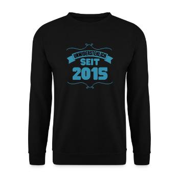 8. Geburtstag Geschenk Unwiderstehlich seit 2015 - Unisex Pullover - Schwarz - Vorne - Alina (178cm) & Michal (187cm)