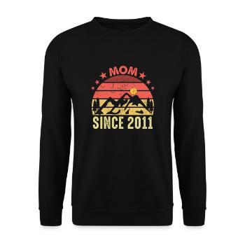 Mama seit 2011 Frauen Retro Vintage Cool Mütter - Unisex Pullover - Schwarz - Vorne - Alina (178cm) & Michal (187cm)