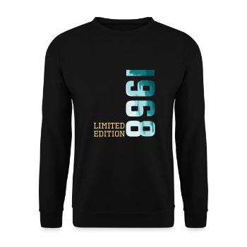 1970 Limited Edition - Unisex Pullover - Schwarz - Vorne - Alina (178cm) & Michal (187cm)