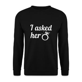 Fragte ihre Verlobte Verlobung Diamant Ehering - Unisex Pullover - Schwarz - Vorne - Alina (178cm) & Michal (187cm)
