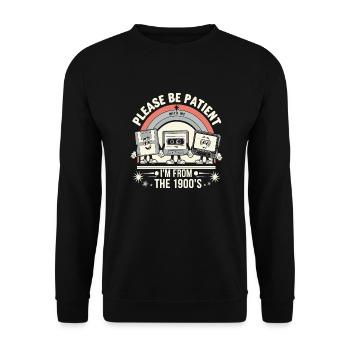 Sei geduldig mit mir, ich bin aus den 1900er Jahren - Unisex Pullover - Schwarz - Vorne - Alina (178cm) & Michal (187cm)