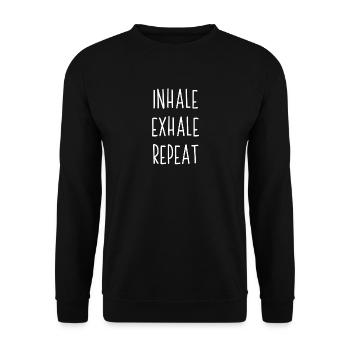 Inhale Exhale Repeat | Geschenkidee Relax - Unisex Pullover - Schwarz - Vorne - Alina (178cm) & Michal (187cm)
