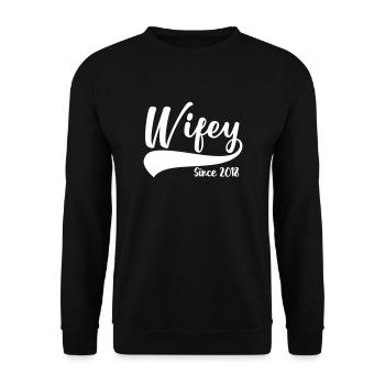 Wifey since 2018 - Unisex Pullover - Schwarz - Vorne - Alina (178cm) & Michal (187cm)