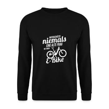 Unterschätze nie eine alte Frau mit Ihrem E-Bike - Unisex Pullover - Schwarz - Vorne - Alina (178cm) & Michal (187cm)
