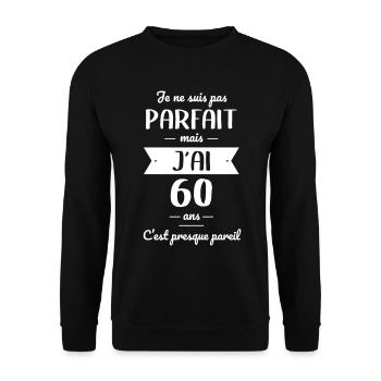 Anniversaire 60 ans - Pas parfait mais j'ai 60 ans - Sweat-shirt Unisexe - noir - Devant - Alina (178cm) & Michal (187cm)
