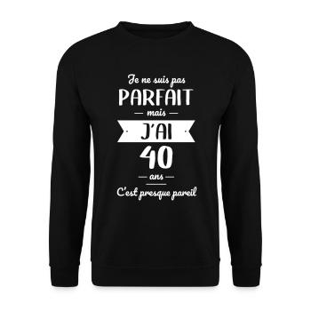 Anniversaire 40 ans - Pas parfait mais 40 ans - Sweat-shirt Unisexe - noir - Devant - Alina (178cm) & Michal (187cm)
