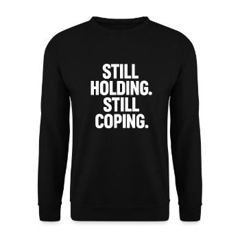 Still Holding Still Coping Krypto Meme Design - Unisex Pullover - Schwarz - Vorne - Alina (178cm) & Michal (187cm)