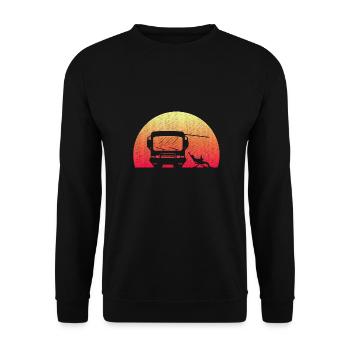 Klassisches Wohnmobil bei Sonnenuntergang mit dem Inhaber, der heraus sitzt - Unisex Pullover - Schwarz - Vorne - Alina (178cm) & Michal (187cm)