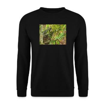 Waldstumpf mit Moos und Farnen - Unisex Pullover - Schwarz - Vorne - Alina (178cm) & Michal (187cm)