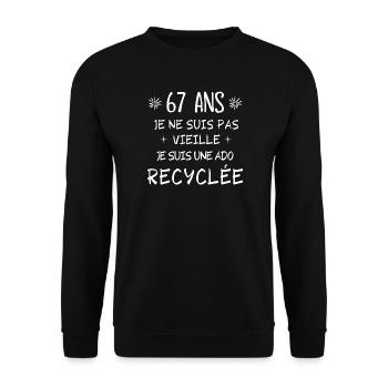 ado recyclée, anniversaire 67 ans, 67 ans - Sweat-shirt Unisexe - noir - Devant - Alina (178cm) & Michal (187cm)