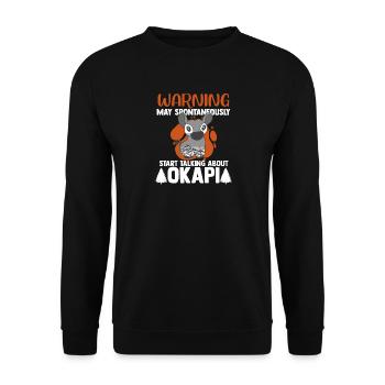 Okapi zwischen Wald und Wildnis - Unisex Pullover - Schwarz - Vorne - Alina (178cm) & Michal (187cm)