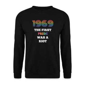 LGBT Pride Month - Die erste Pride war ein Aufruhr - Unisex Pullover - Schwarz - Vorne - Alina (178cm) & Michal (187cm)