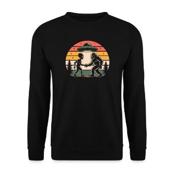 Bigfoot und Außerirdisches UFO treffen Retro-Sonnenuntergang - Unisex Pullover - Schwarz - Vorne - Alina (178cm) & Michal (187cm)