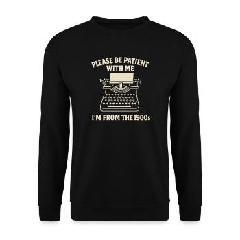 Lustiges Retro T-Shirt Geschenk 1900er Jahrgang - Unisex Pullover - Schwarz - Vorne - Alina (178cm) & Michal (187cm)