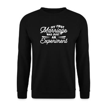 Meine erste Ehe war nur ein Experiment - Unisex Pullover - Schwarz - Vorne - Alina (178cm) & Michal (187cm)