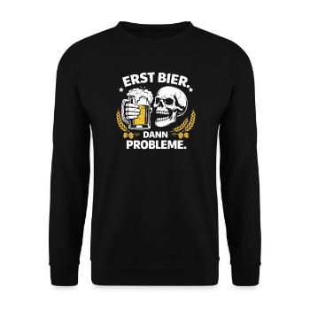 Première bière. Puis les problèmes. – Chemise en forme de bière de crâne - Sweat-shirt Unisexe - noir - Devant - Alina (178cm) & Michal (187cm)