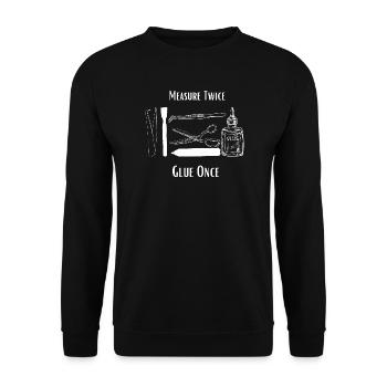 Zweimal messen, einmal kleben – maßstabsgetreues Modellier-Handwerk - Unisex Pullover - Schwarz - Vorne - Alina (178cm) & Michal (187cm)