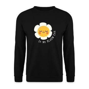 In My Bloom Era – Flat Cartoon Blumen Spruch - Unisex Pullover - Schwarz - Vorne - Alina (178cm) & Michal (187cm)