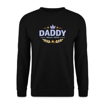 Daddy Since 2016 – Proud Dad Design - Unisex Sweatshirt - black - Front - Alina (178cm) & Michal (187cm)