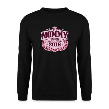Mama seit 2016 – Stolze neue Mama Design - Unisex Pullover - Schwarz - Vorne - Alina (178cm) & Michal (187cm)