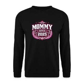 Mama seit 2025 – Stolze neue Mama Design - Unisex Pullover - Schwarz - Vorne - Alina (178cm) & Michal (187cm)