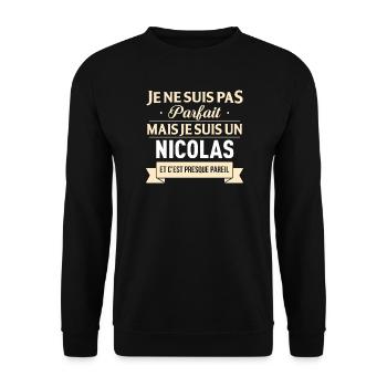 Je Ne Suis Pas Parfait Mais Je Suis Un Nicolas ... - Sweat-shirt Unisexe - noir - Devant - Alina (178cm) & Michal (187cm)