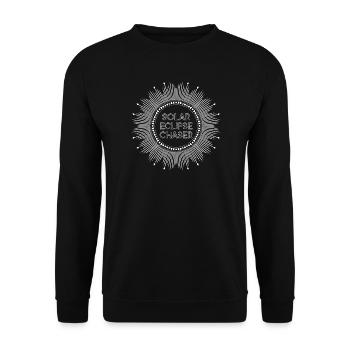 Solar eclipse chaser weiss - Unisex Pullover - Schwarz - Vorne - Alina (178cm) & Michal (187cm)