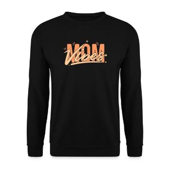 Own Your Mom Vibes: Ein Geschenk, das es wert ist, gegeben zu werden - Unisex Pullover - Schwarz - Vorne - Alina (178cm) & Michal (187cm)