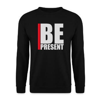 Be Present Sei Im Moment Hier Und Jetzt Zitat Text - Unisex Pullover - Schwarz - Vorne - Alina (178cm) & Michal (187cm)