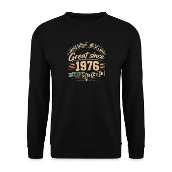 1976 Vintage Vintage Retro Birthday - Unisex Sweatshirt - black - Front - Alina (178cm) & Michal (187cm)