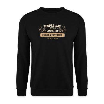 Schau 18 aus der Ferne im Dunkeln - Unisex Pullover - Schwarz - Vorne - Alina (178cm) & Michal (187cm)