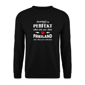 Niemand ist perfekt – Spruch Friesland Heimat - Unisex Pullover - Schwarz - Vorne - Alina (178cm) & Michal (187cm)