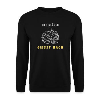Stoßende Bierkrüge Grafik - Unisex Pullover - Schwarz - Vorne - Alina (178cm) & Michal (187cm)