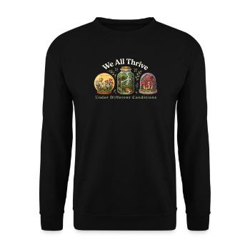 Wir alle gedeihen unter unterschiedlichen Bedingungen - Unisex Pullover - Schwarz - Vorne - Alina (178cm) & Michal (187cm)