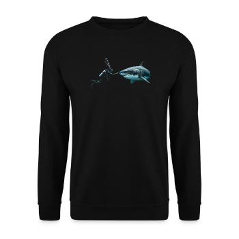 Scuba Diver Booping a Great White Shark  - Unisex Pullover - Schwarz - Vorne - Alina (178cm) & Michal (187cm)