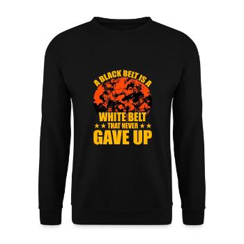 Ein Black Belt ist ein White Belt, der nie aufgegeben hat - Unisex Pullover - Schwarz - Vorne - Alina (178cm) & Michal (187cm)