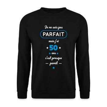 Anniversaire 50 ans - Pas parfait mais j'ai 50 ans - Sweat-shirt Unisexe - noir - Devant - Alina (178cm) & Michal (187cm)