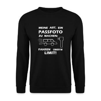 Meine Art ein Passfoto zu machen | Blitzer Spruch - Unisex Pullover - Schwarz - Vorne - Alina (178cm) & Michal (187cm)