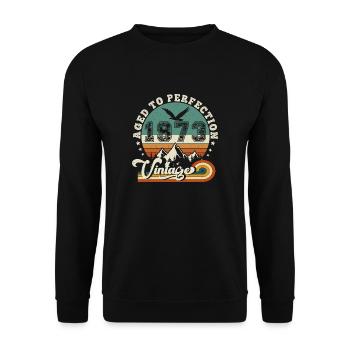 1974 Vintage Retro Jubiläum 1974.Auflage 2025. - Unisex Pullover - Schwarz - Vorne - Alina (178cm) & Michal (187cm)