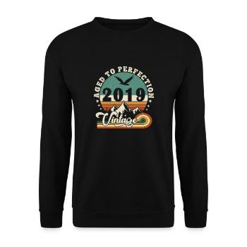 Aged to perfection 2020 Retro -Edition 2025. - Unisex Sweatshirt - black - Front - Alina (178cm) & Michal (187cm)
