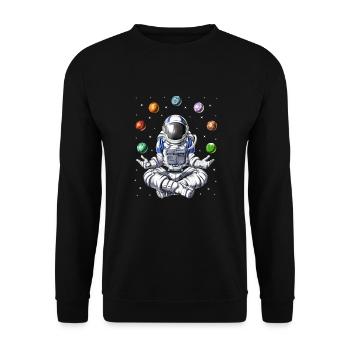 Astronaut jongliert mit Weltraumplaneten - Unisex Pullover - Schwarz - Vorne - Alina (178cm) & Michal (187cm)