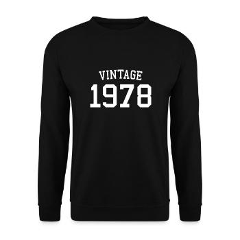 Jahrgang 1978 - 44 Jahre alt, Geschenk zum 44. Geburtstag - Unisex Pullover - Schwarz - Vorne - Alina (178cm) & Michal (187cm)