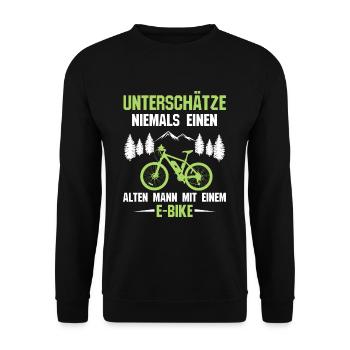 Unterschätze niemals einen alten Mann mit E-Bike - Unisex Pullover - Schwarz - Vorne - Alina (178cm) & Michal (187cm)