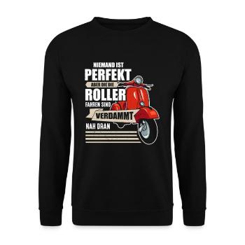 Niemand Ist Perfekt Rollerfahrer Sind Nah Dran - Unisex Pullover - Schwarz - Vorne - Alina (178cm) & Michal (187cm)