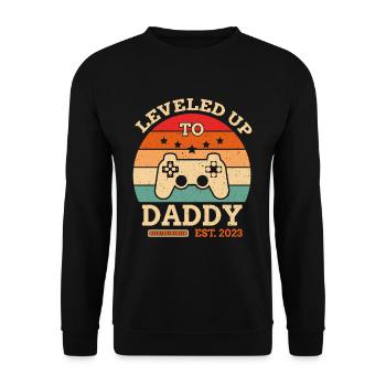 Level Up To Daddy 2023 Gamer - Unisex Pullover - Schwarz - Vorne - Alina (178cm) & Michal (187cm)