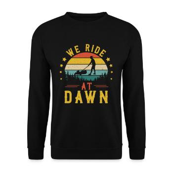 We Ride At Dawn Vintage Rasenmäher Gartenarbeit - Unisex Pullover - Schwarz - Vorne - Alina (178cm) & Michal (187cm)