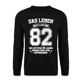 82. Geburtstag Geschenk Das Leben Beginnt Mit 82 - Unisex Pullover - Schwarz - Vorne - Alina (178cm) & Michal (187cm)
