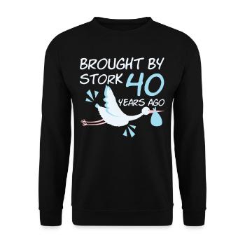 Brought By Stork 40 Years Ago 40s Birthday - Unisex Pullover - Schwarz - Vorne - Alina (178cm) & Michal (187cm)